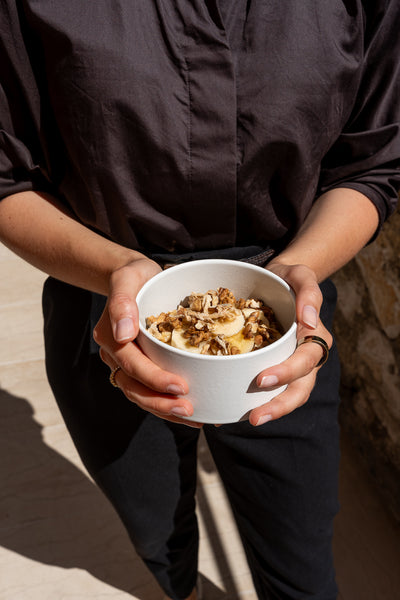 Bio Yacon Crunch als Topping in einer Yoghurt-Bowl.