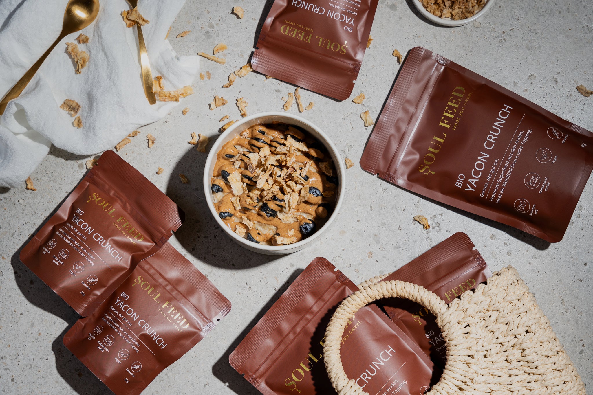 Soul Feed Bio Yacon Crunch als Topping auf einer Frühstücksbowl.