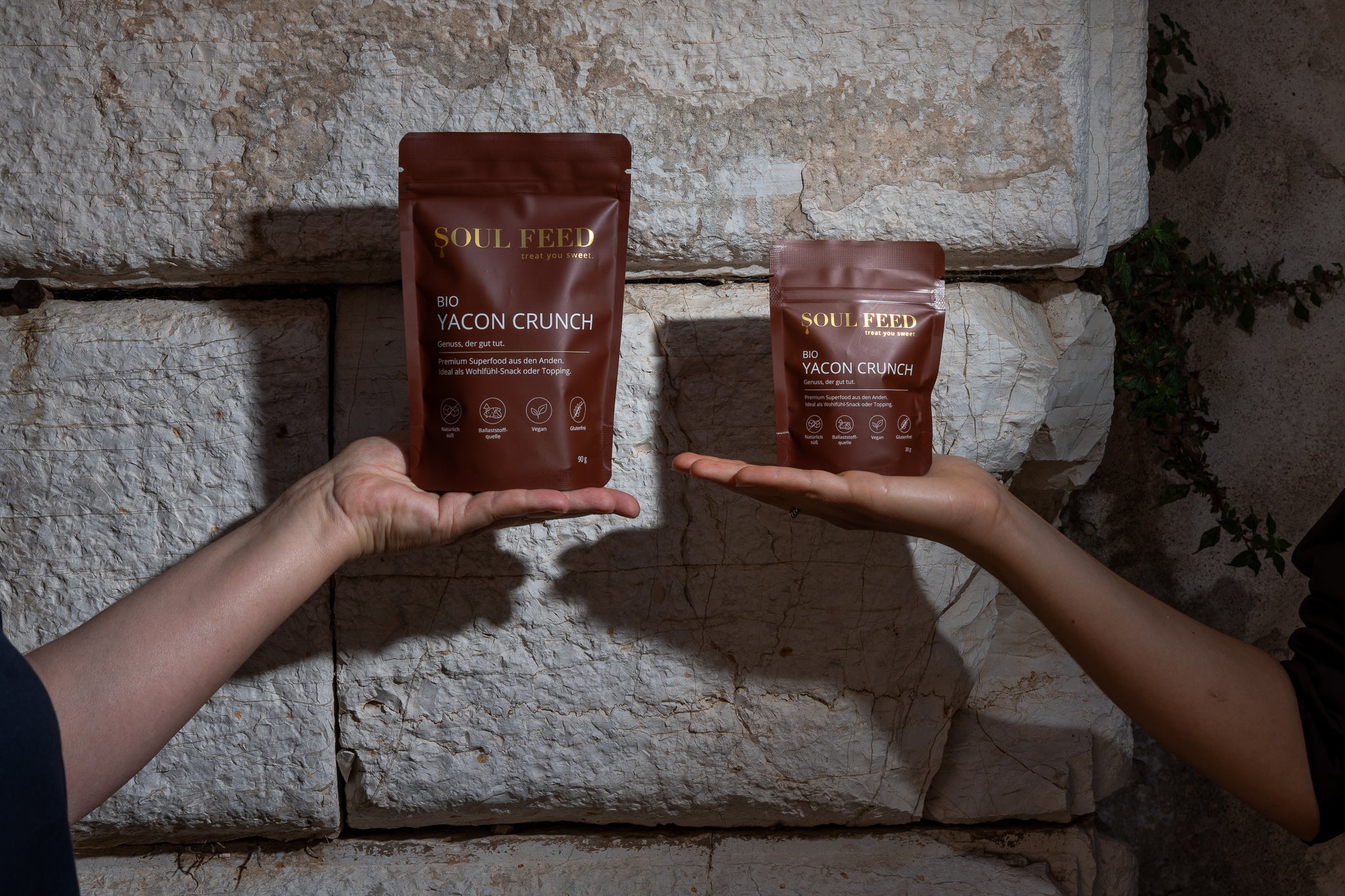 Beide Soul Feed Yacon Crunch Packungen nebeneinander. 30g und 90g.