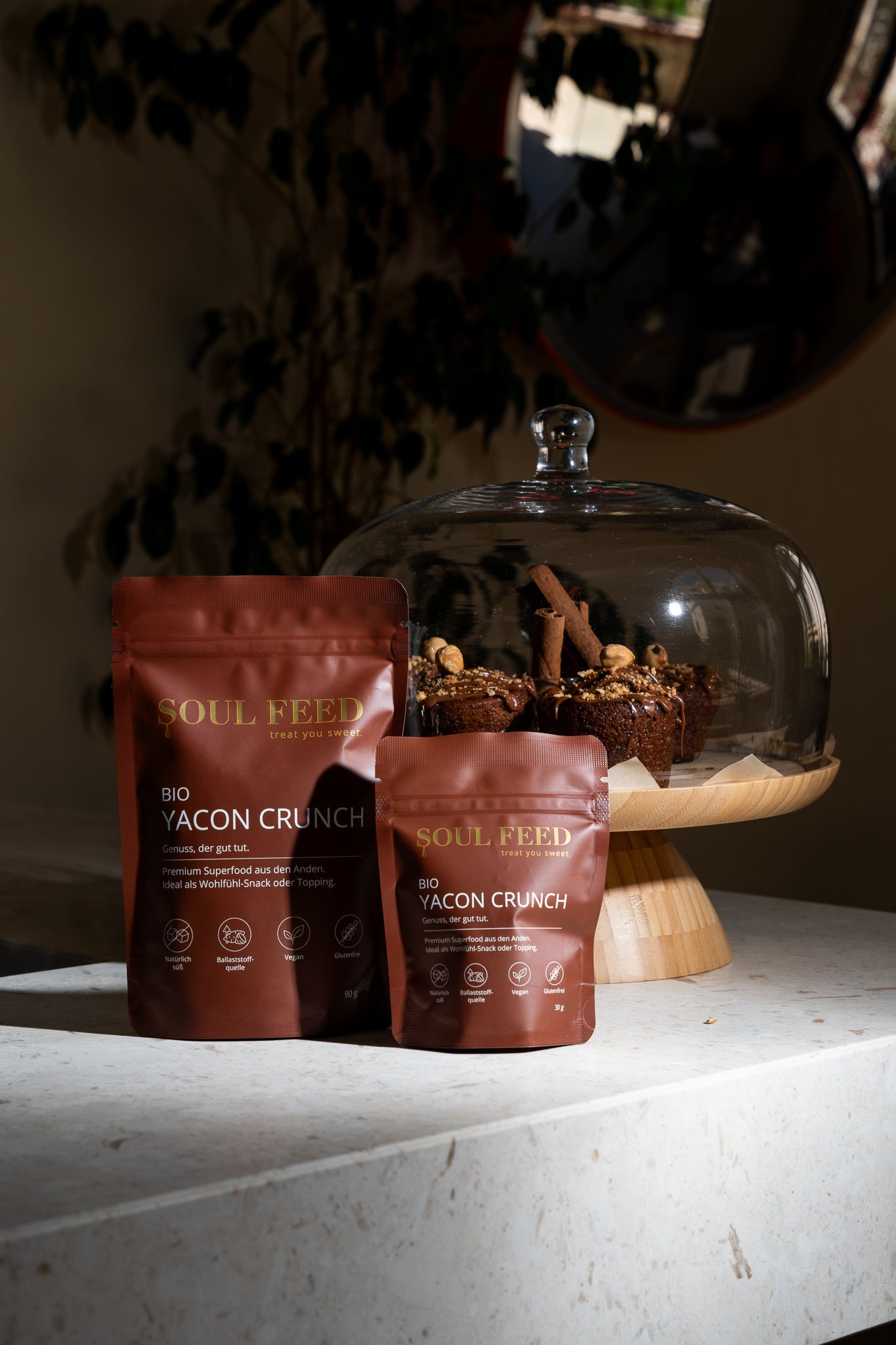 Soul Feed Yacon Crunch mit Muffins im Hintergrund.