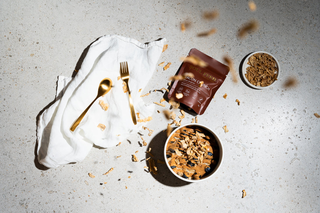 Yacon Crunch von Soul Feed wird über eine Bowl gestreut. 